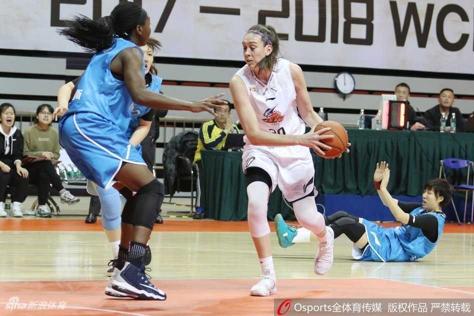 上海女篮首发队员赛前围成一圈，互相击掌鼓劲，眼神中充满必胜斗志