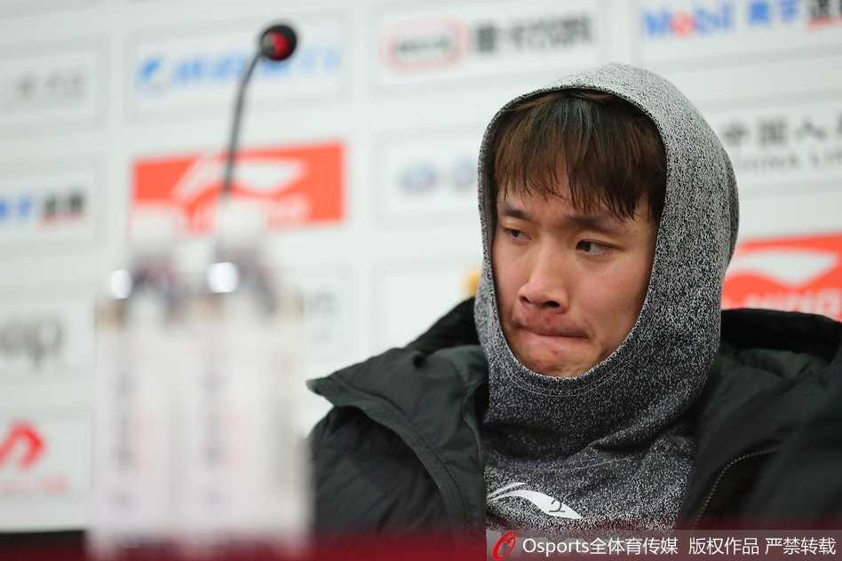 面对记者提问，小丁突然咧嘴一笑，露出带着无奈又有点可爱的表情，仿佛在说‘这比赛打得我真是一言难尽啊’