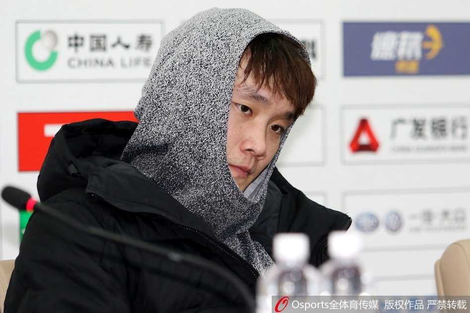 丁彦雨航紧抿嘴唇，眉头微蹙，眼神中透着一丝不甘与思索，似乎正在脑海中快速复盘着刚刚结束的激烈比赛