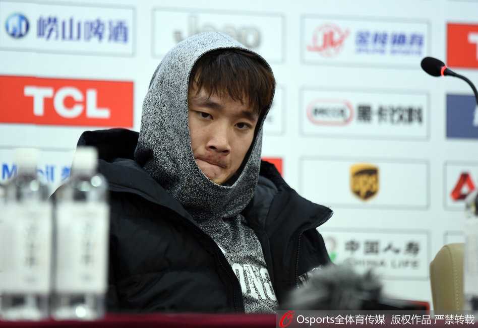 赛后发布会上，丁彦雨航瞪大双眼，露出难以置信的夸张表情，仿佛在回味赛场上某个不可思议的瞬间