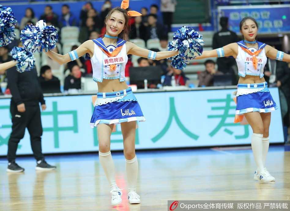 伴随着劲爆的音乐节奏，篮球宝贝们在球场中央尽情舞动，她们整齐划一的动作和自信的笑容，瞬间点燃了全场球迷的热情。