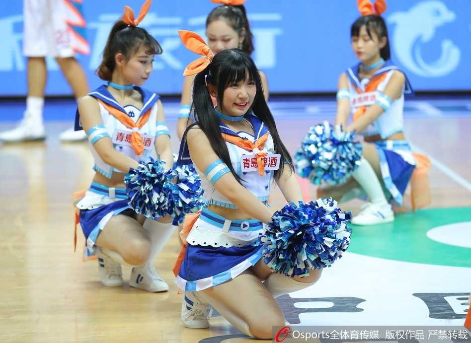 在比赛即将结束的垃圾时间，篮球宝贝们依然全情投入，她们手拉手向看台上的观众致意，感谢球迷们整晚的支持与呐喊。