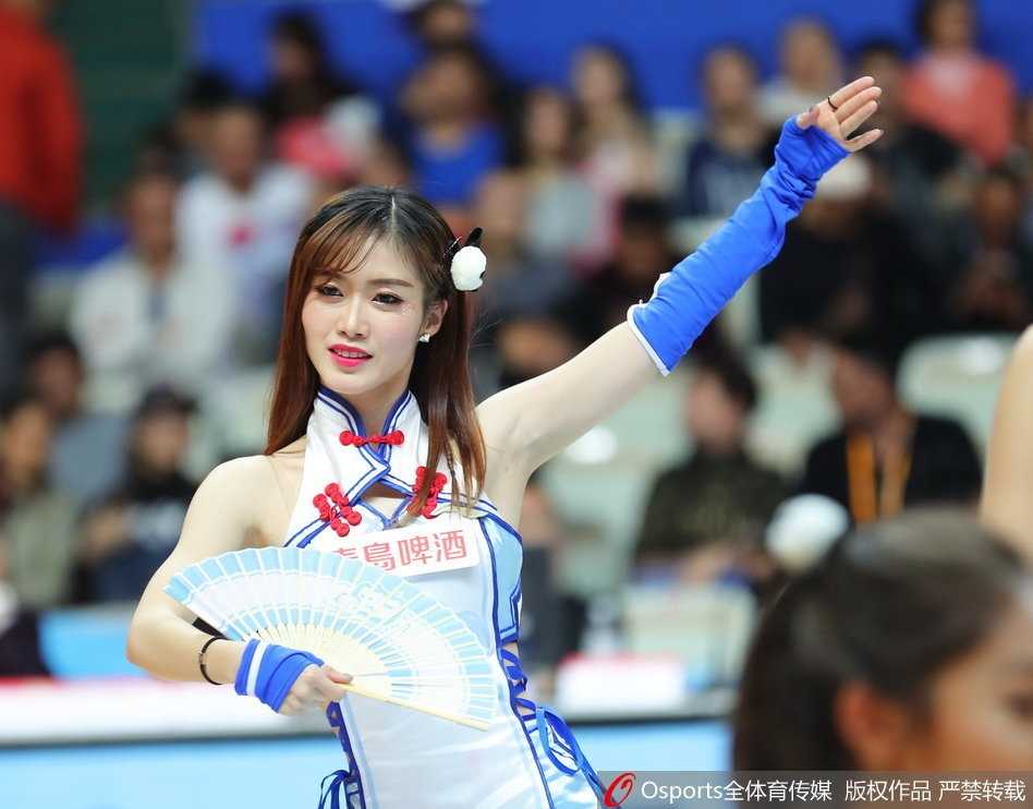 聚光灯下，身着炫彩队服的上海篮球宝贝们排开队列，她们高高跃起的瞬间，仿佛要将整个体育馆的热情都掀到顶棚。