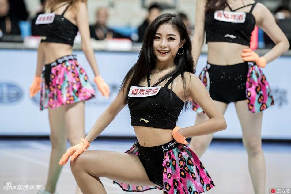 上海啦啦队宝贝们身着亮黄色短裙，在球场中央排开整齐队形，她们高扎马尾，随着动感音乐跃起，修长身姿与灿烂笑容如同冬日暖阳，瞬间点燃了源深体育馆的激情。