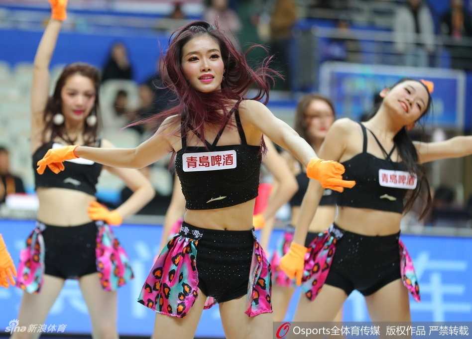 赛后，几位啦啦队宝贝在场边合影留念，她们头戴可爱的发饰，凑在一起对着镜头做出俏皮的姿势。汗水还挂在脸颊上，但那份因胜利和付出而获得的喜悦，透过屏幕都能真切地感受到。