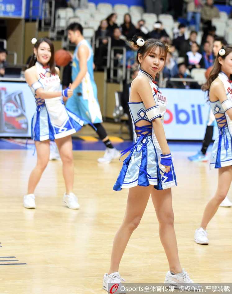 表演结束后，篮球宝贝们微笑着向观众席挥手致意，她们的脸上还带着运动后的红晕，但那份自信与快乐感染了在场的每一个人，为紧张激烈的比赛画上了一个温馨的句号。