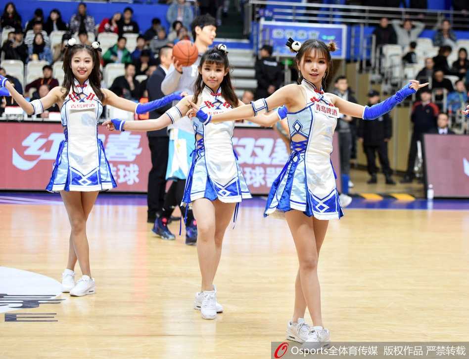 篮球宝贝们身着亮黄色热力战袍，马尾辫随着动感的节奏飞扬，她们在赛场中央排开整齐队形，用活力四射的舞步瞬间点燃了全场球迷的热情。