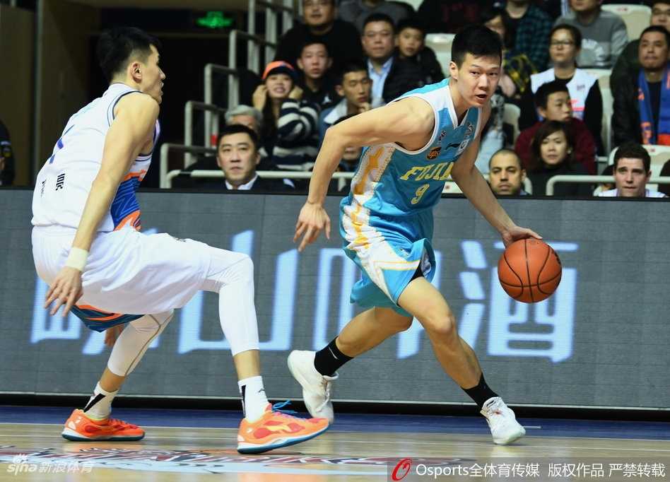 明纳拉斯迎着防守强起暴扣，双臂挂筐势大力沉，整个球馆都被这记重扣点燃，篮架似乎都在颤抖