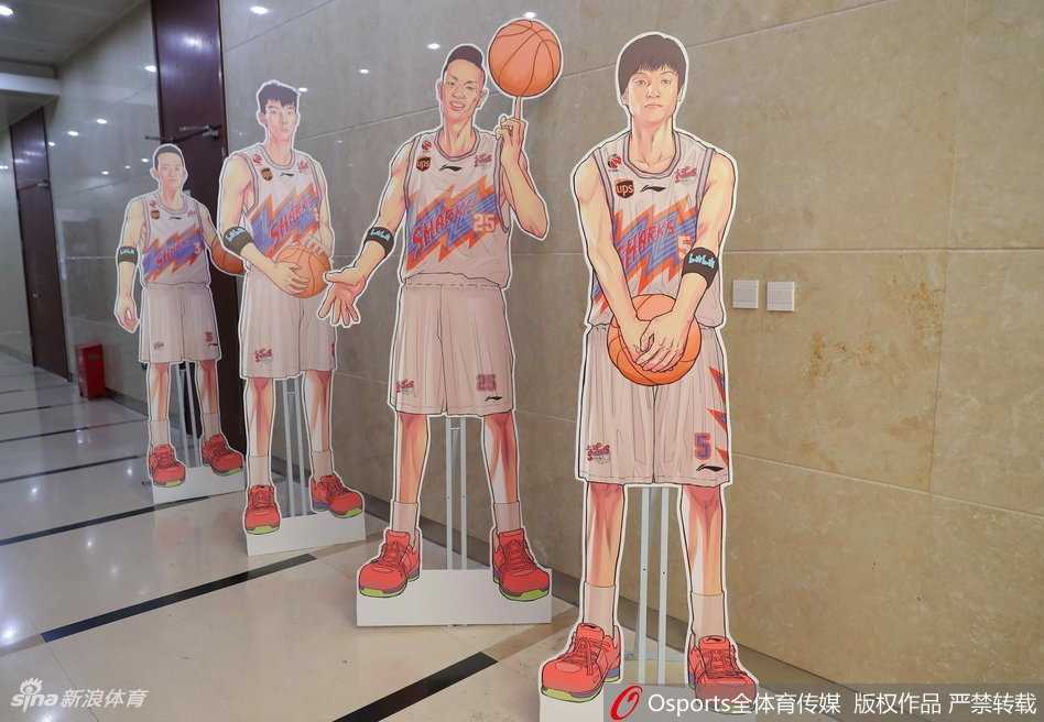 源深体育馆的通道被改造成了漫画长廊，一侧整齐排列着球员们的等身立牌，从“寂寞大神”弗雷戴特到队长张兆旭，每一位都化身成了热血漫画中的主角，静候着粉丝的“检阅”。