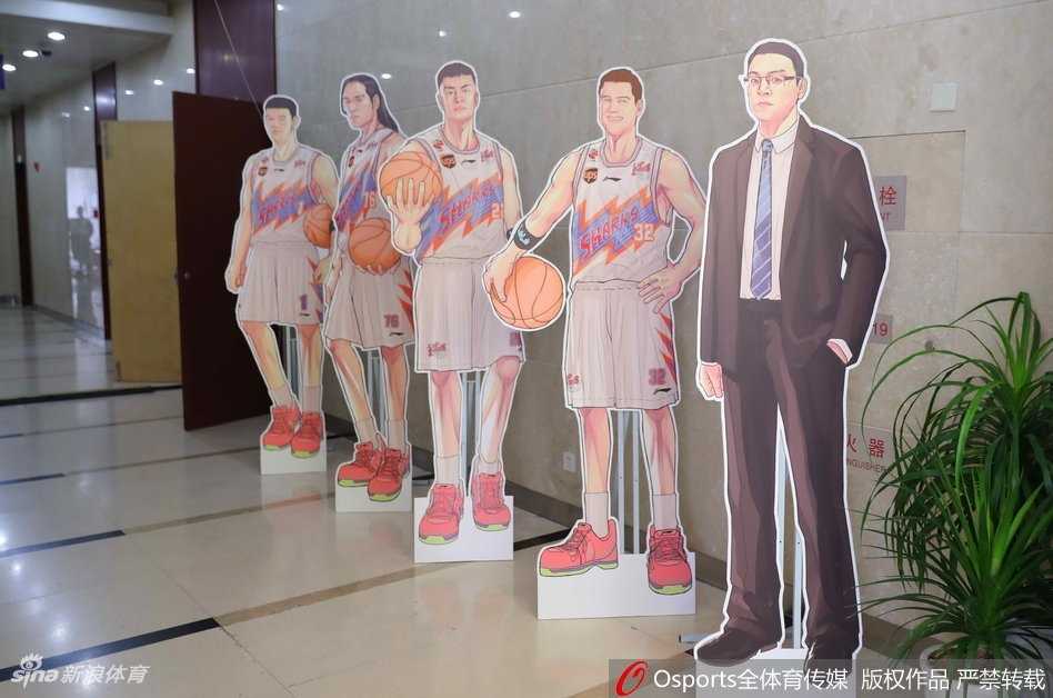 身穿水手服、头戴俏皮假发的Coser们齐聚一堂，她们在球员的等身漫画立牌旁欢快合影，仿佛打破了次元壁，将源深体育馆瞬间变成了动漫展的现场。