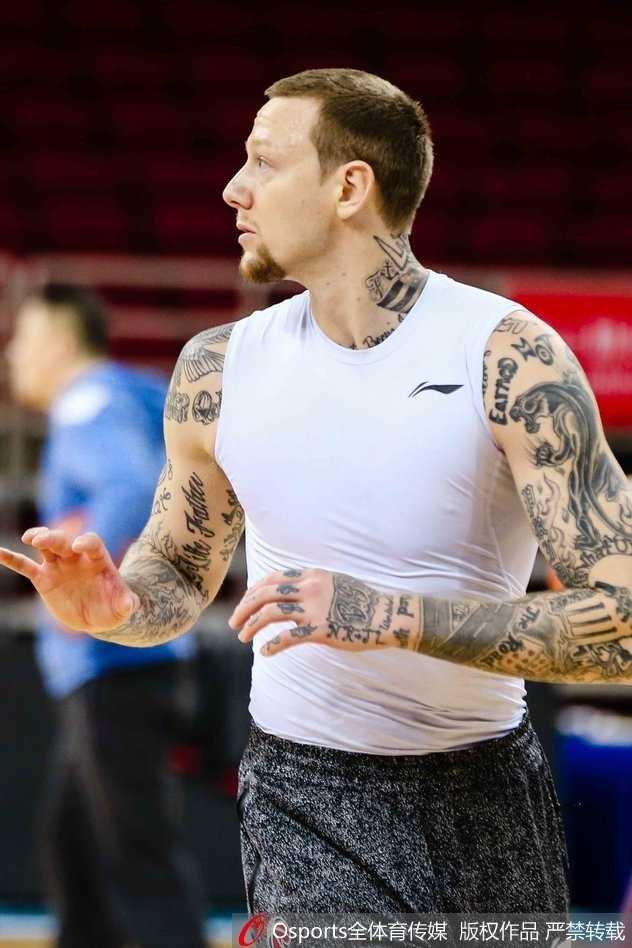 新援董瀚麟在内线卡位要球，眼神坚定，肌肉线条在训练灯光下显得格外分明，展现出不俗的竞技状态。