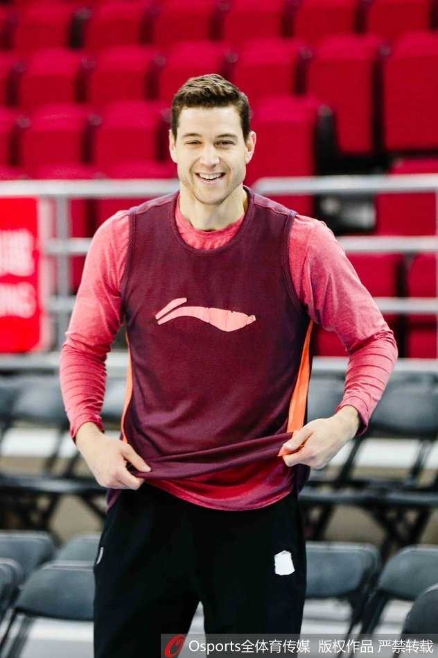 弗雷戴特在训练中轻松运球，脸上洋溢着标志性的自信微笑，仿佛在享受每一次与篮球的接触。