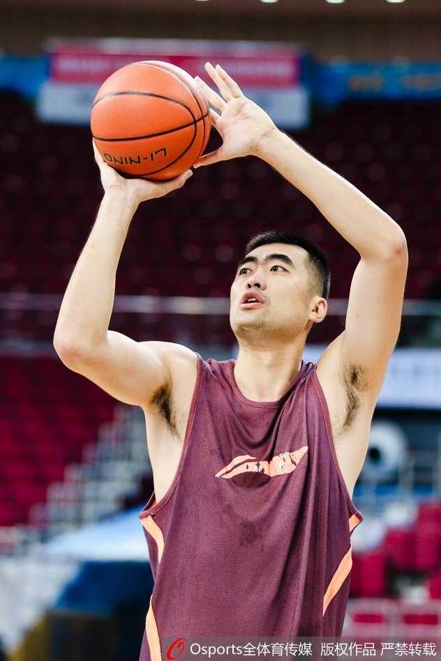 翟逸飞身封盖队友投篮，身体完全舒展，仿佛一张拉满的弓，将防守端的拼劲展现得淋漓尽致。