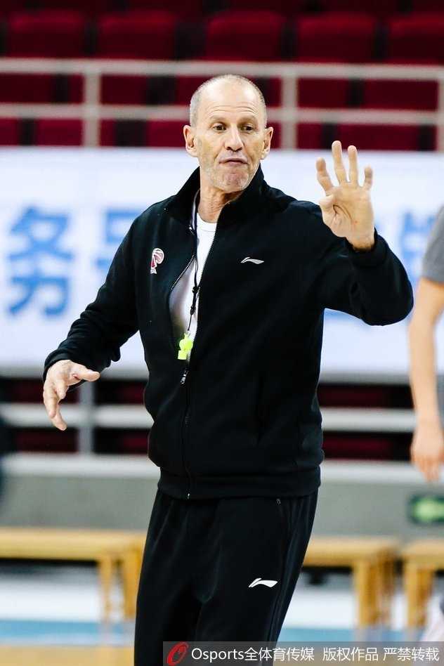 全队训练结束后围拢在一起，拳头碰在一起，齐声呐喊，团队气氛热烈而激昂。