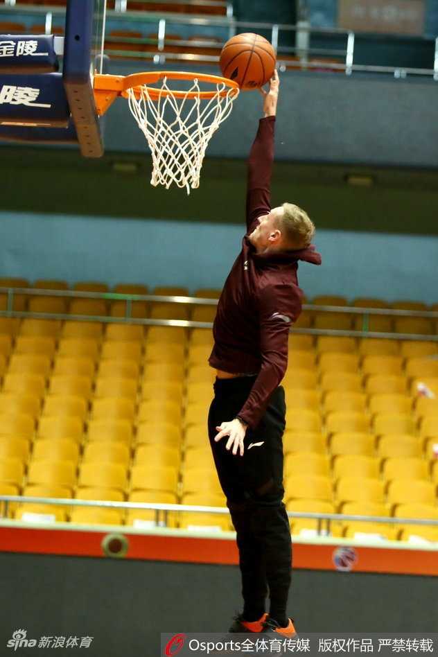 张兆旭在训练间隙弯腰喘气，汗水顺着脸颊滴落在地板上，眼神中透露出一股与强大对手肉搏后的坚毅与疲惫。