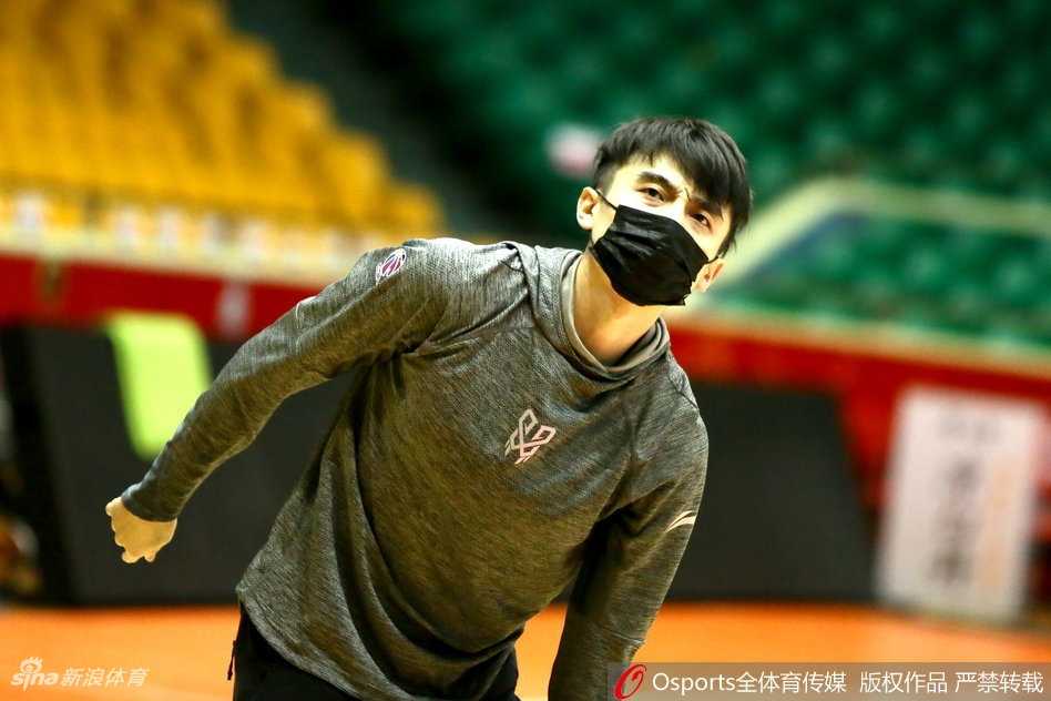 明纳拉斯在训练中迎着防守干拔跳投，皮球划出一道美妙的弧线空心入网，他身后的替补球员纷纷握拳为他出色的状态喝彩。