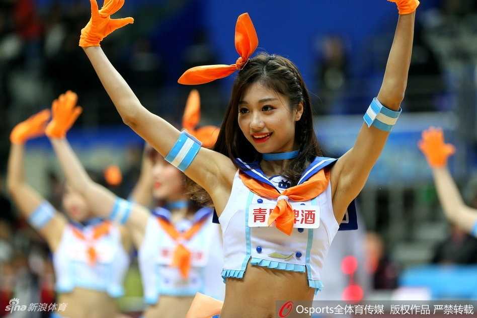 在比赛暂停间隙，一群篮球宝贝冲上球场中央，她们围成一圈摆出整齐的起手式，蓝白相间的身影在球场地板的映衬下，犹如绽放的青春之花。