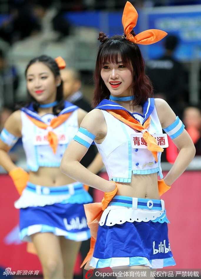 聚光灯下，三位篮球宝贝背对镜头看向大屏幕，她们的裙摆随着动作微微扬起，修长的身姿和充满动漫感的装扮，让她们本身就成了赛场上最值得定格的一道风景。