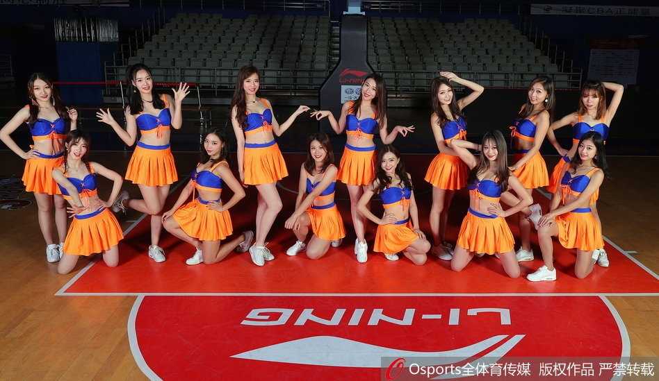 多名篮球宝贝在场地中央围成一圈，伴随着动感音乐尽情舞动，她们的长发随着节奏飞扬，展现出极强的爆发力与舞台感染力。