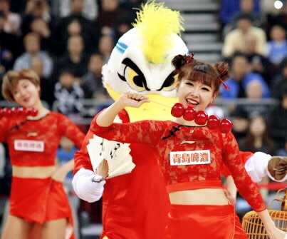 在全明星赛的舞台上，巅峰啦啦队队员们身着闪亮的银色表演服，动作整齐划一，笑容灿烂，闪耀着属于她们的巅峰时刻。