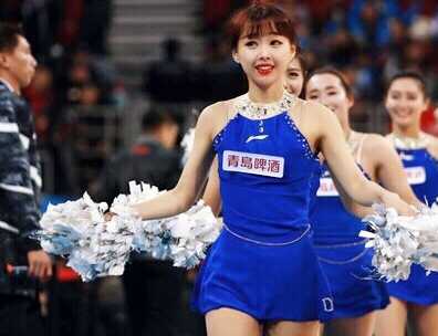 齐小茄子和队友们穿着红白相间的活力套装，马尾辫高高扎起，在聚光灯下腾空跃起，充满了青春的动感与力量。