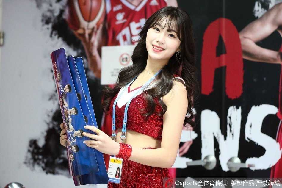 数位身着粉红与传统彩缎韩服的礼仪小姐列队而立，手持参赛球队标牌，笑容甜美而端庄