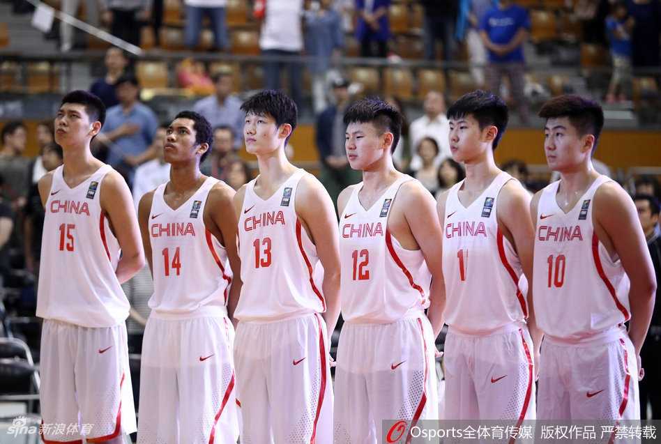 胡金秋在内线稳如泰山，迎着防守跳投出手，篮球划出优美的弧线直坠网窝。