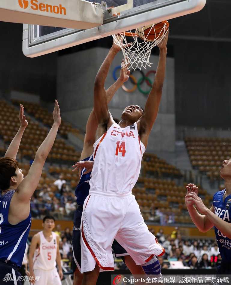 赵岩昊犹如精灵舞者，在人缝中送出精准传球，撕开韩国队的防线。
