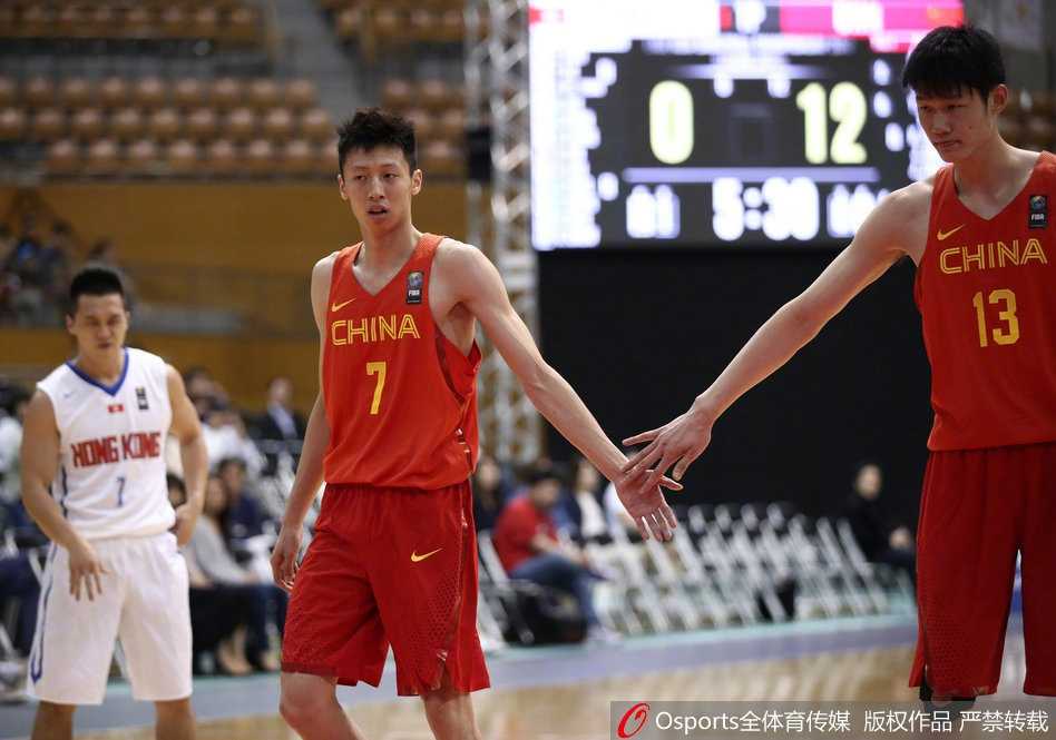 广厦双子星赵岩昊如离弦之箭般杀入禁区，面对防守球员高高跃起，眼神中充满坚决与自信。