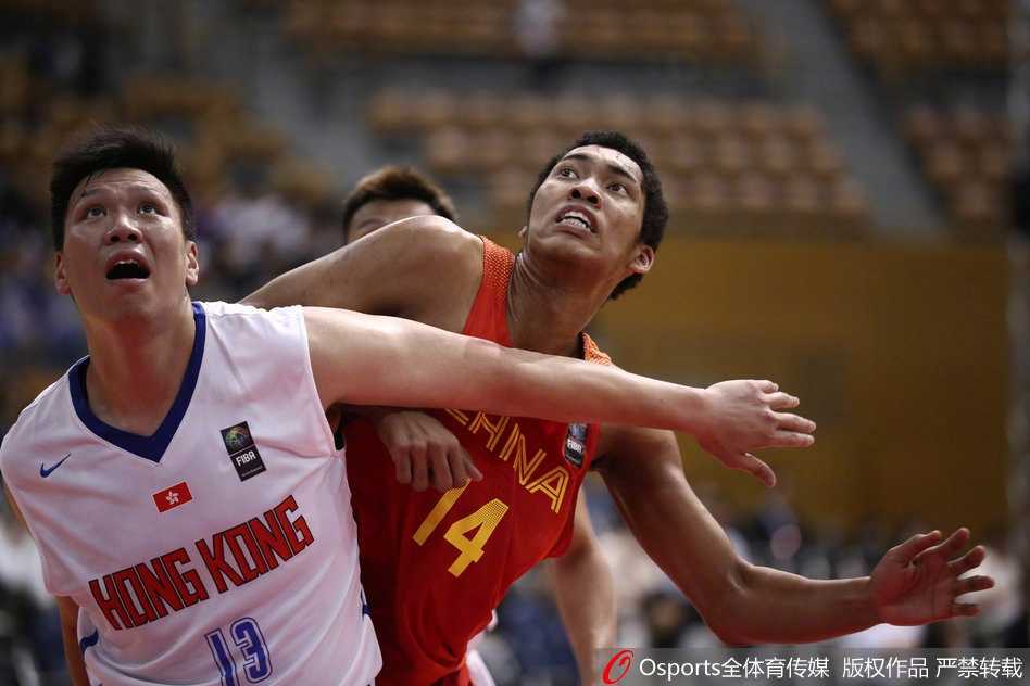 国奥众将围剿香港邓肯惠龙儿，赵岩昊与朱荣振同时起跳，像两座高塔般封住了对手的所有出手角度。