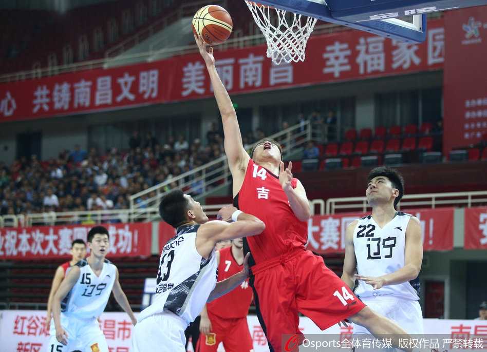吉林队防守球员在郭艾伦启动瞬间形成合围，双人包夹试图阻止其突破