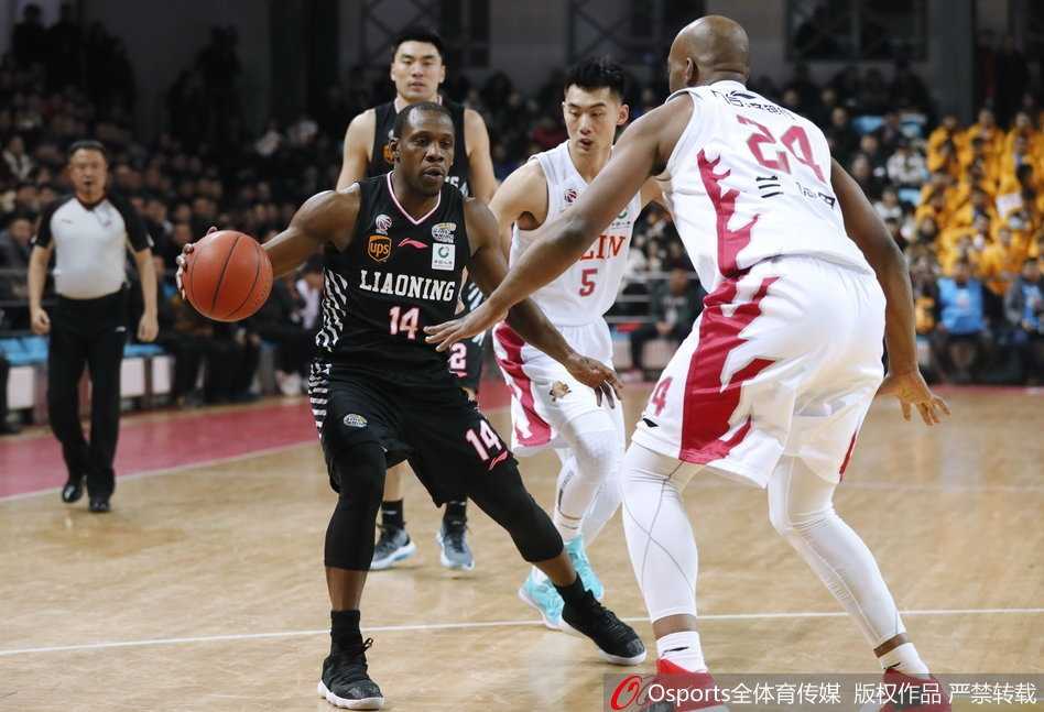 巴斯在吉林内线兰德里面前强行起跳，双手暴扣炸筐，肌肉碰撞的瞬间仿佛能听到怒吼，整个篮架都在颤抖。