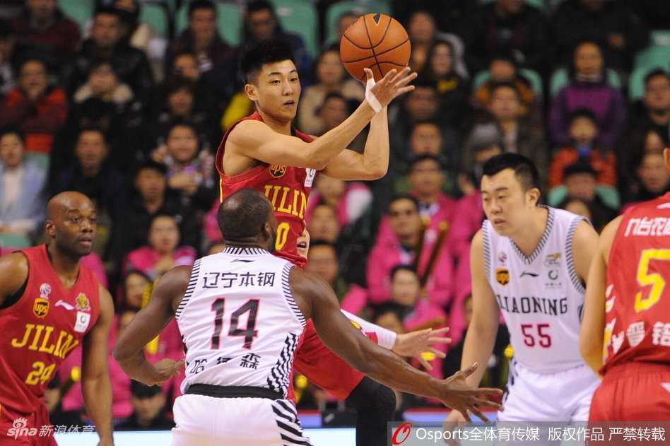 哈德森外线持球，面对防守人干拔而起，篮球在空中划出一道美丽的弧线，直钻网心，这是他本场招牌式的三分打击。