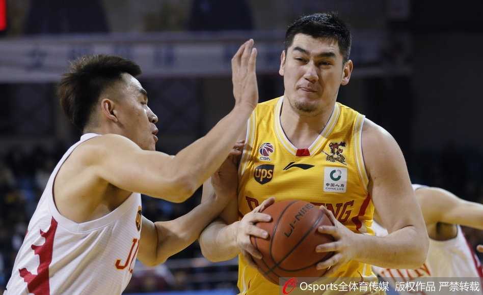 同曦外援巴赫拉米持球面对防守，他眼神坚毅，巧妙地利用队友掩护寻找突破或传球的绝佳路线。