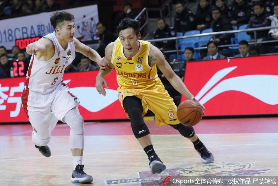 同曦队内线外援希克森在吉林队员的包夹防守下，依然强行起跳，用强有力的双手将球砸向篮筐，霸气十足。