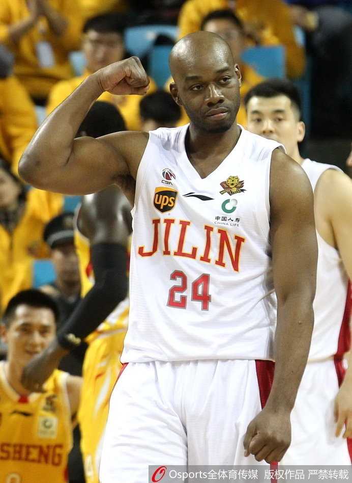 赛后，获胜的同曦队员们围在一起，脸上洋溢着胜利的喜悦，他们振臂高呼，庆祝这来之不易的三连胜。