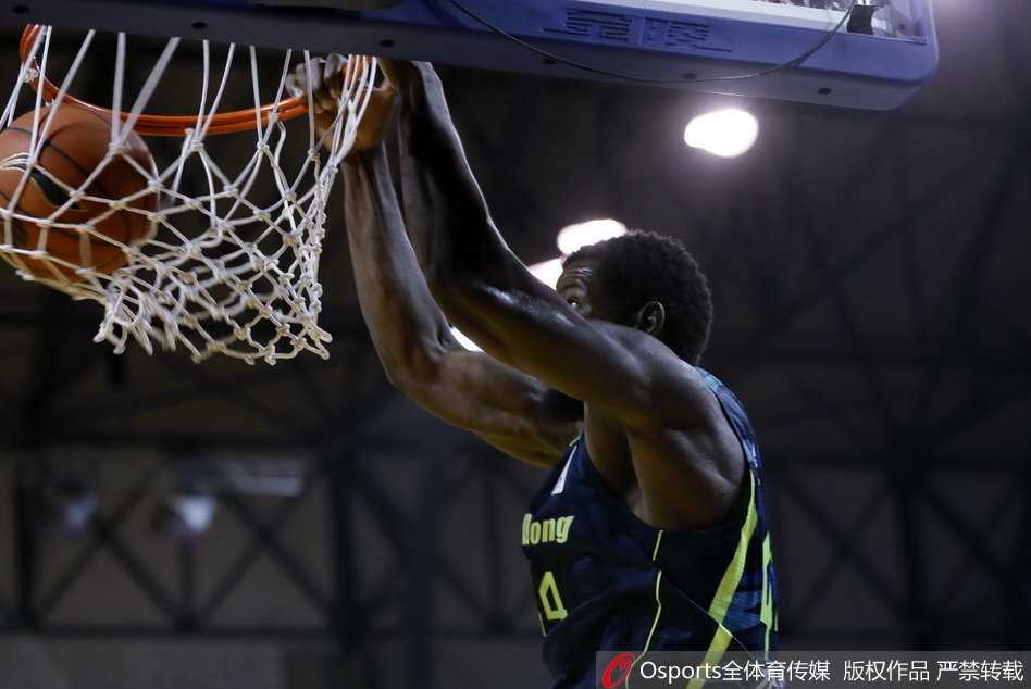 广东外援杰克逊运球突破吉林队的严密防线，在对抗中巧妙分球给切入的队友，展现出出色的赛场视野