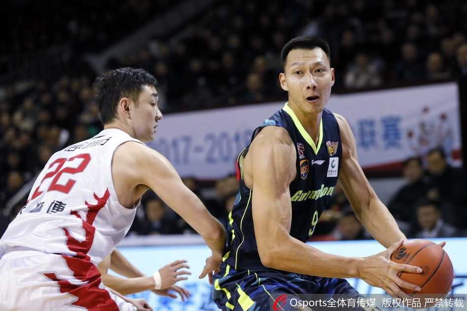 易建联在吉林内线群中高高跃起，以一记势大力沉的单手劈扣终结进攻，展现出中国男篮领袖的绝对统治力