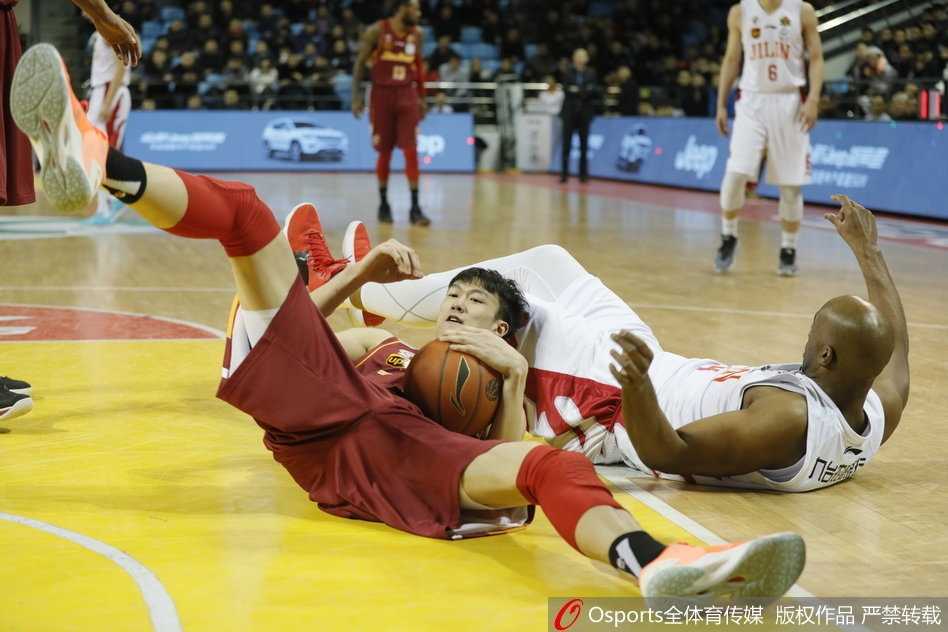 兰德里在对抗中强硬上篮，肌肉的碰撞与扭曲的身躯诠释着比赛的激烈，他全场贡献30分12篮板，堪称内线擎天柱。