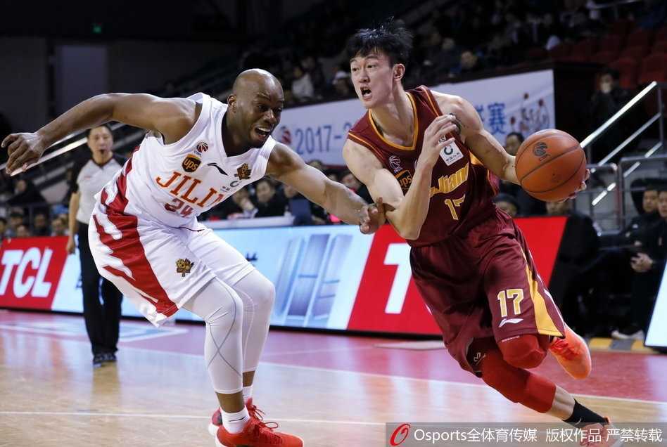 比赛结束的瞬间，吉林队球员神情落寞地走向场下，背后的比分牌格外刺眼，五连败的苦涩写在每一个人的脸上。