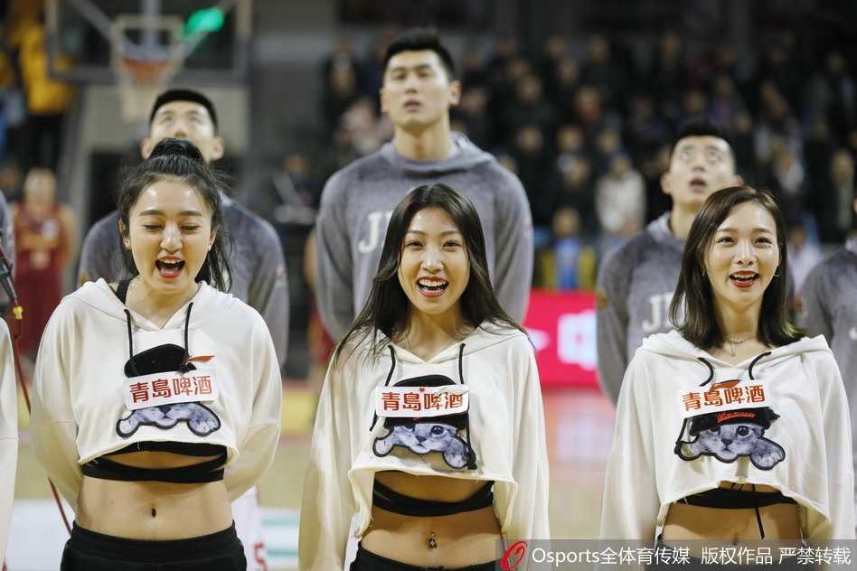 开场哨响，吉林队主场地板在灯光下泛着光，球员们蓄势待发，一场恶战即将在这片场地上拉开序幕。