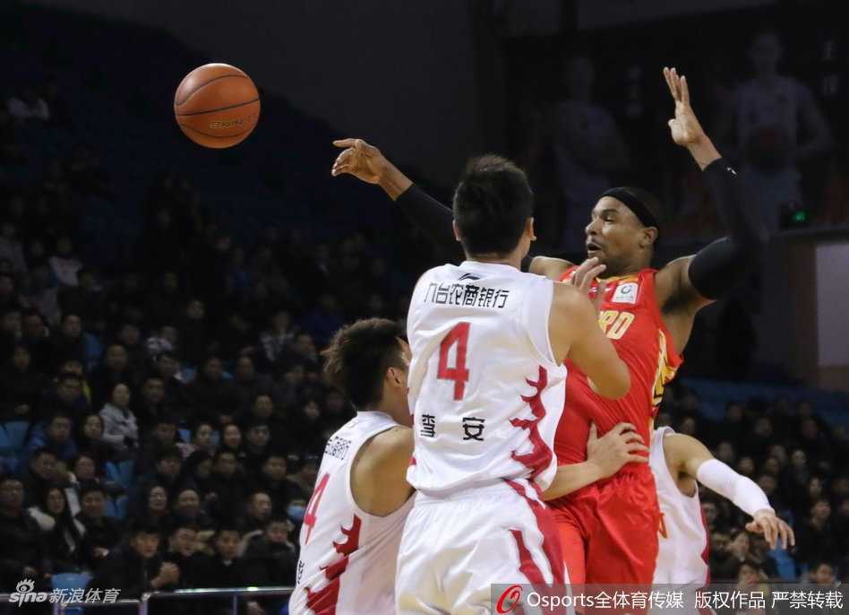 深圳队外援萨林杰在吉林队内线群中强行起跳，用强壮的身体卡住位置，单手将篮板球稳稳收入囊中。