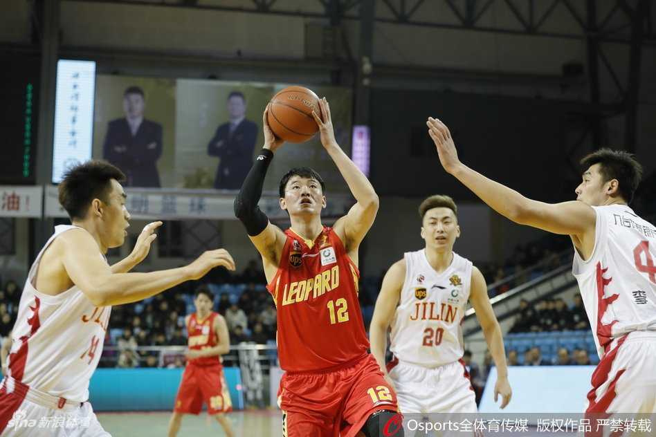 吉林队年轻后卫在面对深圳队高压防守时，犹如一道闪电般持球强行突破，眼神中充满了不屈的斗志。