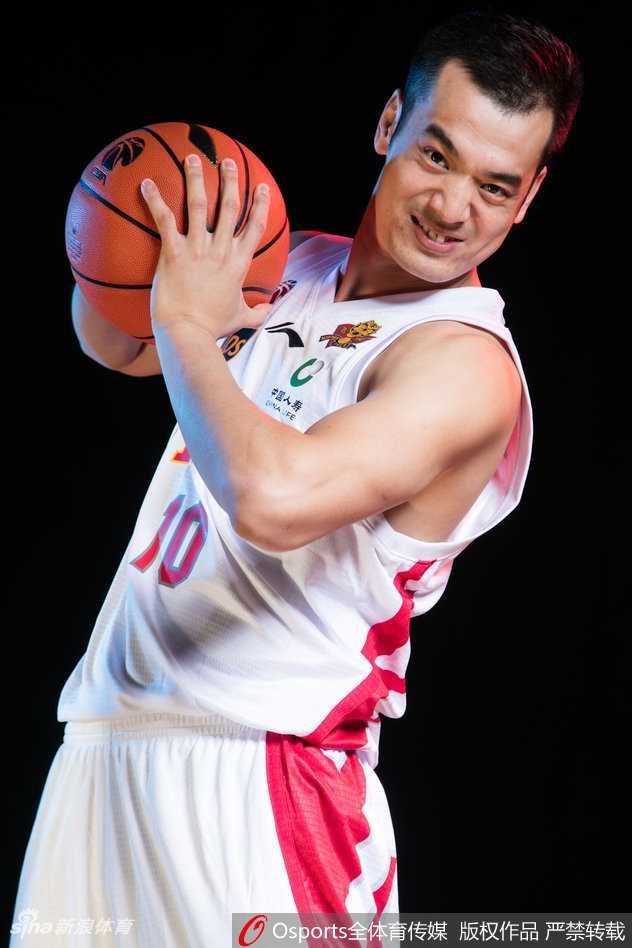 他对着镜头伸出了舌头，脸上洋溢着孩子般天真无邪的坏笑，仿佛刚刚成功搞了一个恶作剧，正准备庆祝胜利。