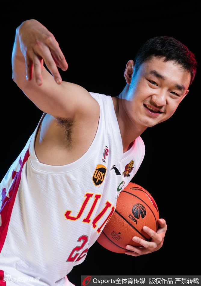 面对镜头，这位球员不再满足于常规姿势，直接使出了江湖失传已久的歪头杀，加上那迷离的眼神，看起来像是刚睡醒就被抓来拍照。