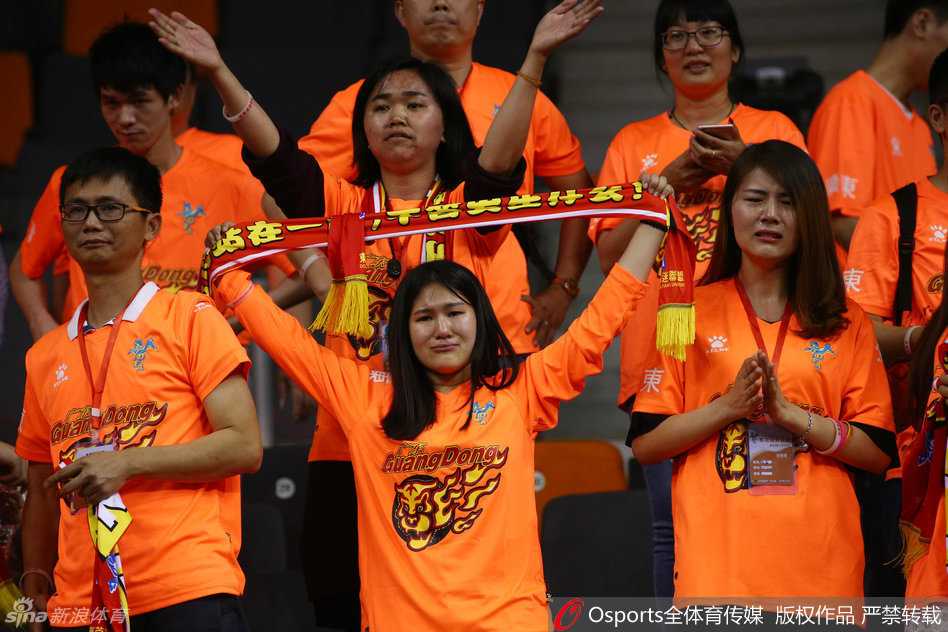 尽管球队大比分落后，几位忠诚的广东球迷仍然在看台上坚持呐喊助威，他们的眼神中充满了对主队不离不弃的支持。