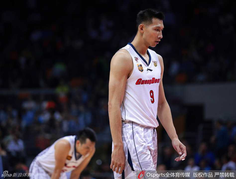 老将周鹏在比赛中面露难色，汗水顺着脸颊流下，眼神中透露出在强大对手面前的疲惫与焦急。