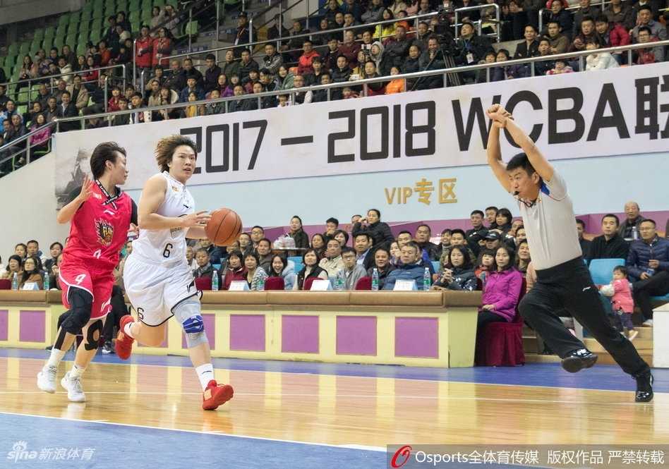 广东队后卫犹如利刃出鞘，持球加速强行突破山西队的严密防线，瞬间点燃主场球迷的热情