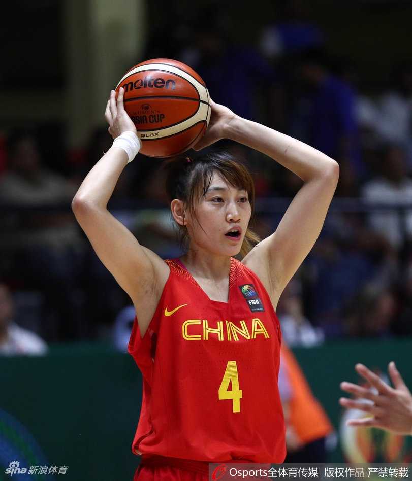 露雯在多人包夹之下强行起跳，皮球脱手而出的一瞬间，她的眼神中充满了对胜利的渴望。