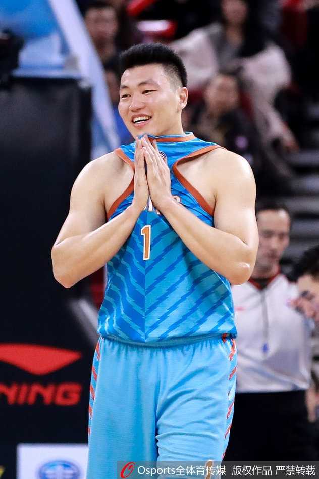 男篮蓝队核心易建联在训练场上目光如炬，准备带领新生代球员冲击亚洲之巅